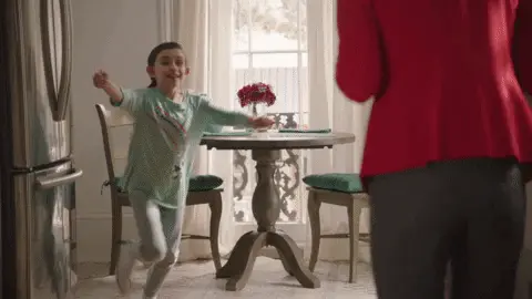 Dziewczynka biegnie radośnie do mamy
